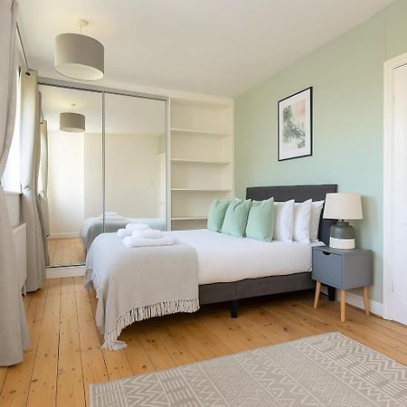 Cozy Rooms By Morden Tube Mitcham Exterior photo